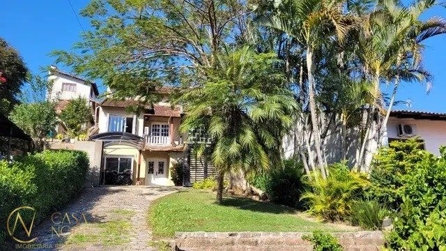 Casa à venda com 4 quartos, 245m², 1 suíte, 1 vaga, Rua Doutor Mário Totta no bairro Tristeza em Porto Alegre