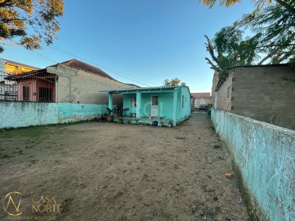 Casa à venda com 3 quartos, 482m², 3 vagas, Rua Professor Joaquim Louzada no bairro Camaquã em Porto Alegre