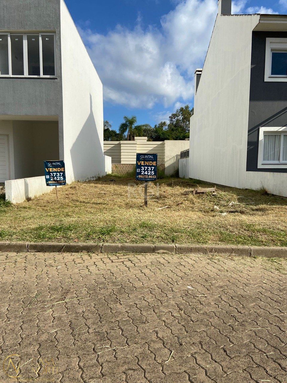 Terreno à venda  com 163m², Avenida Edgar Pires de Castro no bairro Hípica em Porto Alegre