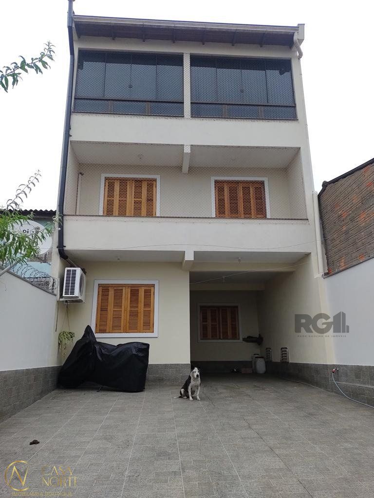 Casa à venda com 3 quartos, 198m², 4 vagas, Rua Antônio Pedro Baldasso no bairro Rubem Berta em Porto Alegre