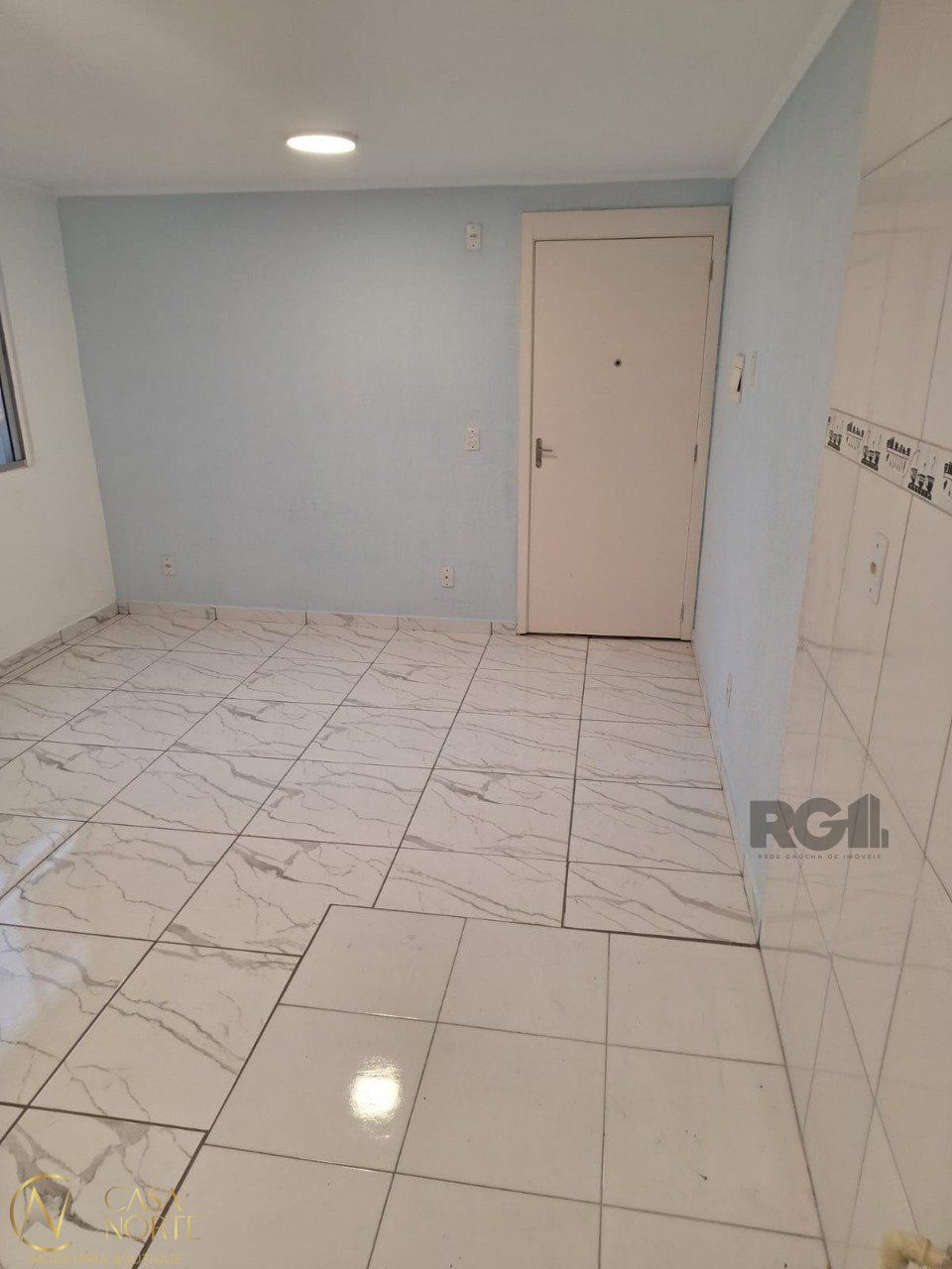 Apartamento à venda com 2 quartos, 45m², 1 vaga, Rua Império no bairro Vila Nova em Porto Alegre