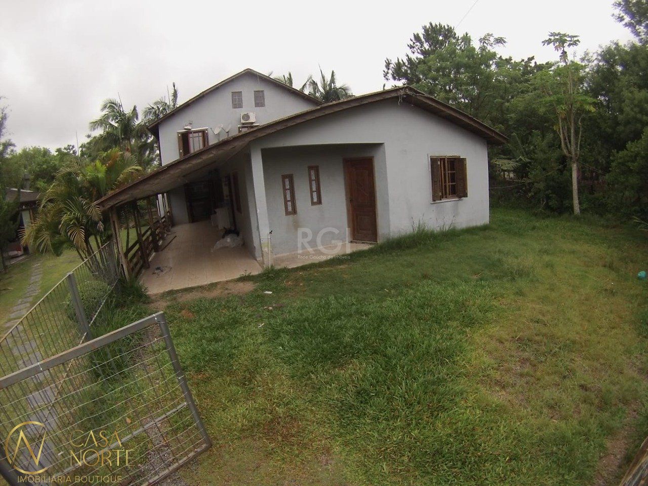 Casa à venda com 5 quartos, 230m², 2 suítes, 1 vaga, Rua Santa Monica no bairro Ponta Grossa em Porto Alegre