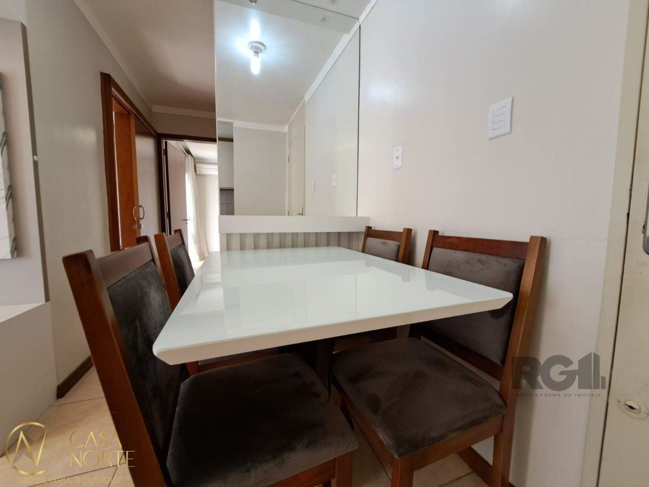 Apartamento à venda com 2 quartos, 50m², 1 vaga, Rua Derocy Giacomo da Silva, no bairro Vila Nova em Porto Alegre