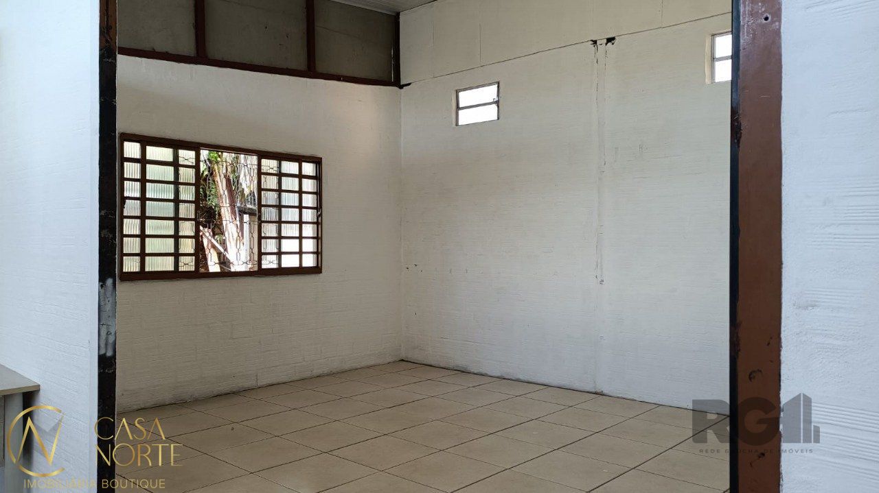 Casa à venda com 2 quartos, 150m², 2 vagas, Avenida José Correa da Silva no bairro Cavalhada em Porto Alegre