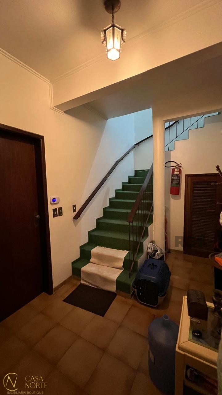 Casa à venda com 5 quartos, 267m², 2 suítes, 4 vagas, Rua Domingos Crescêncio no bairro Santana em Porto Alegre