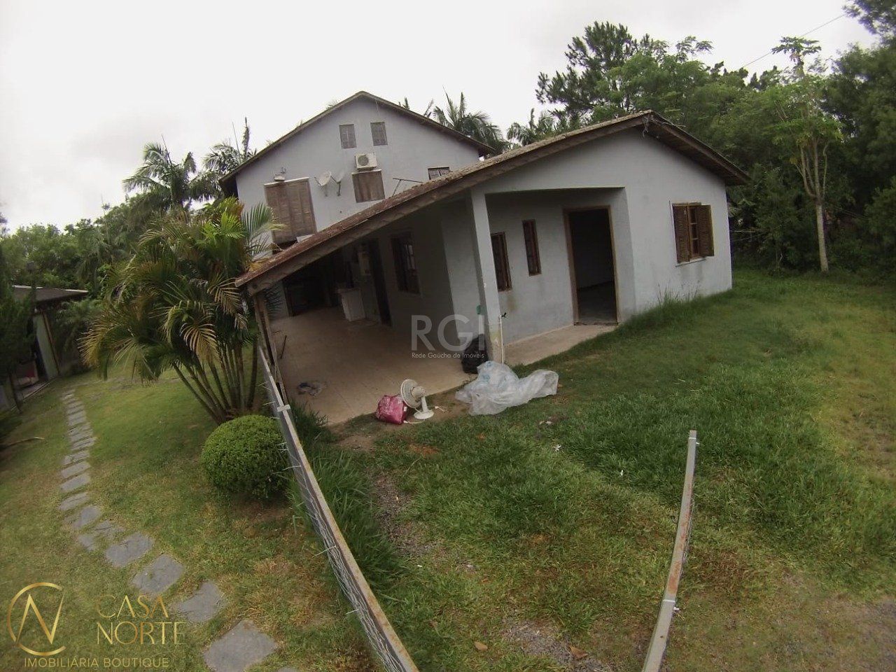 Casa à venda com 5 quartos, 230m², 2 suítes, 1 vaga, Rua Santa Monica no bairro Ponta Grossa em Porto Alegre