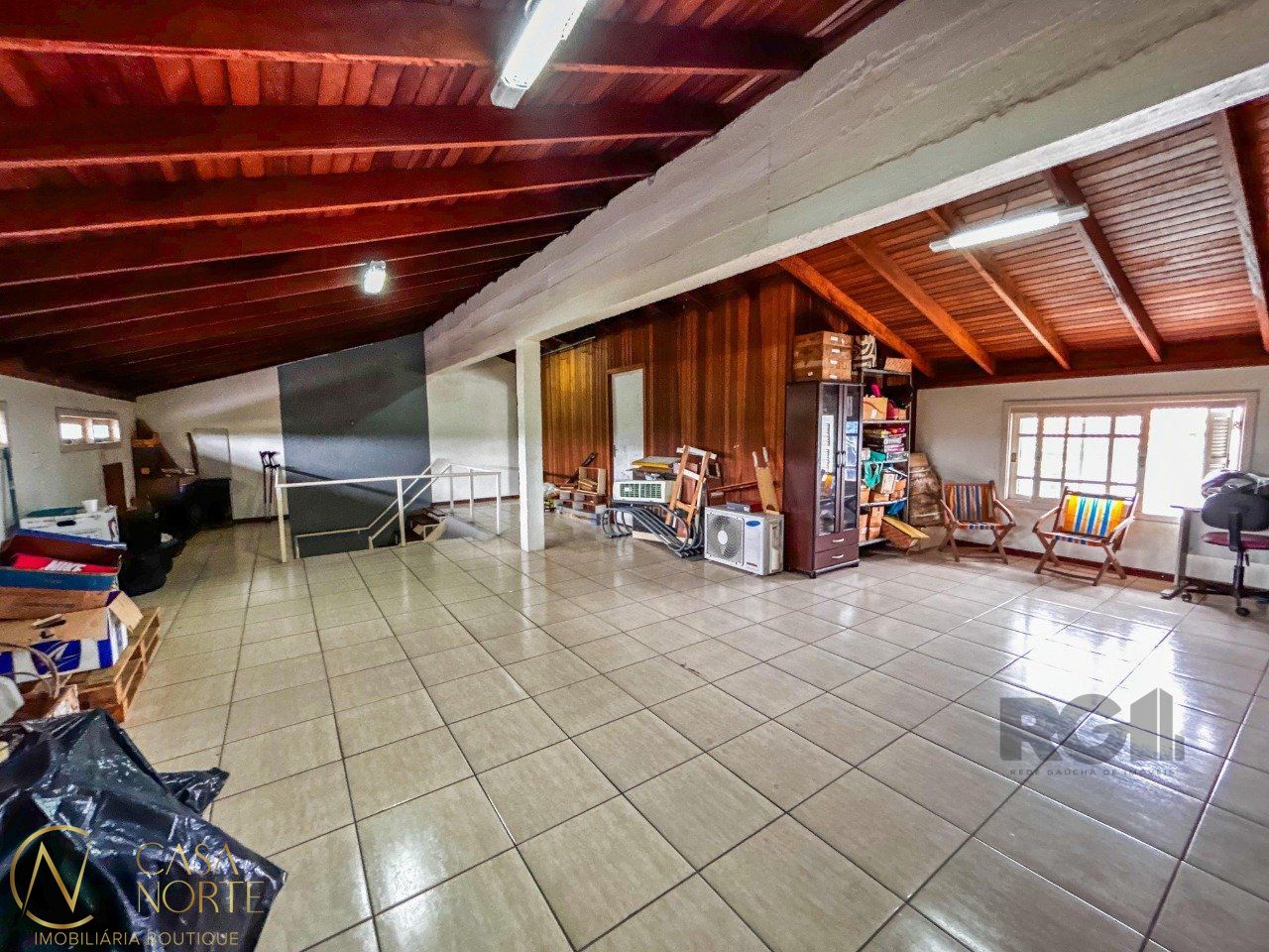 Casa à venda com 4 quartos, 150m², 4 suítes, 4 vagas, Rua Jerolomo Minuzo no bairro Vila Nova em Porto Alegre