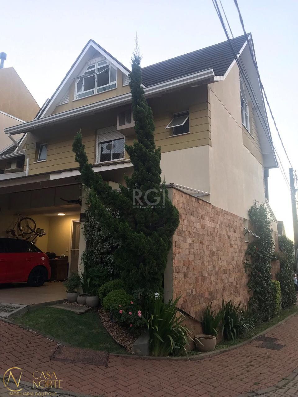 Casa de Condomínio à venda com 4 quartos, 209m², 2 suítes, 2 vagas, Avenida Engenheiro Ludolfo Boehl no bairro Teresópolis em Porto Alegre