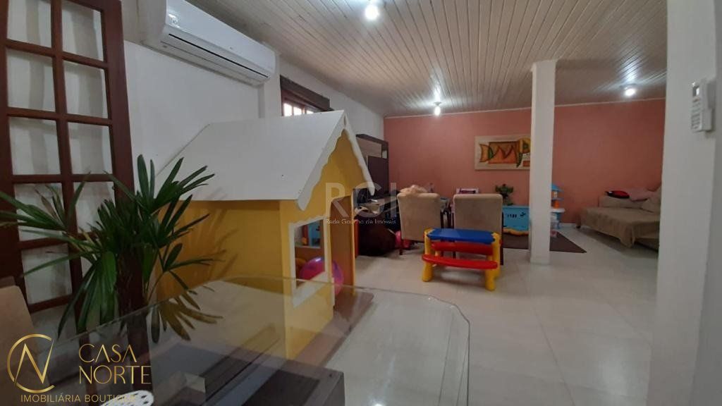 Casa à venda com 3 quartos, 2 vagas, Rua Jair de Moura Calixto no bairro Ipanema em Porto Alegre