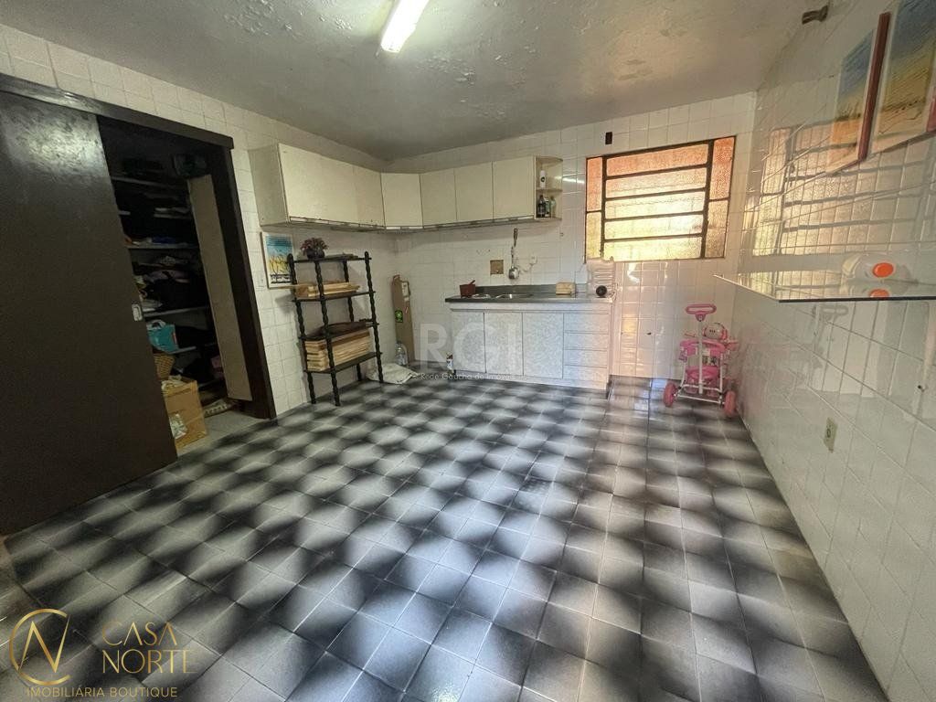 Casa à venda com 5 quartos, 400m², 3 suítes, 4 vagas, Rua Engenheiro Tito Marques Fernandes no bairro Ipanema em Porto Alegre