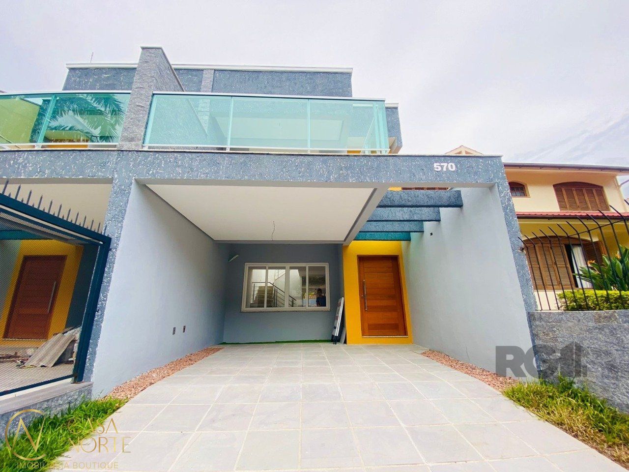 Casa à venda com 3 quartos, 202m², 3 suítes, 4 vagas, Avenida José Gertum no bairro Chácara das Pedras em Porto Alegre