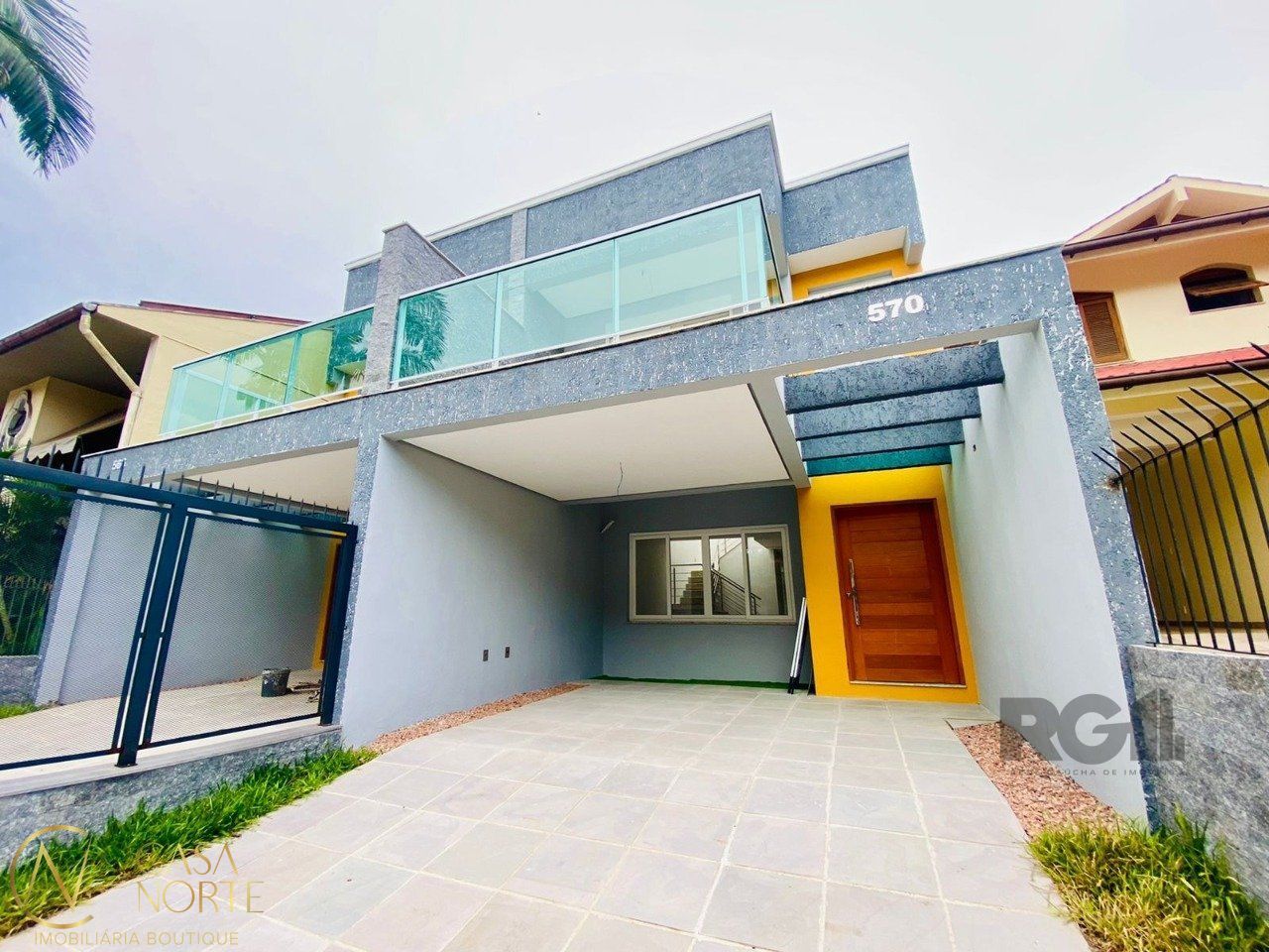 Casa à venda com 3 quartos, 202m², 3 suítes, 4 vagas, Avenida José Gertum no bairro Chácara das Pedras em Porto Alegre