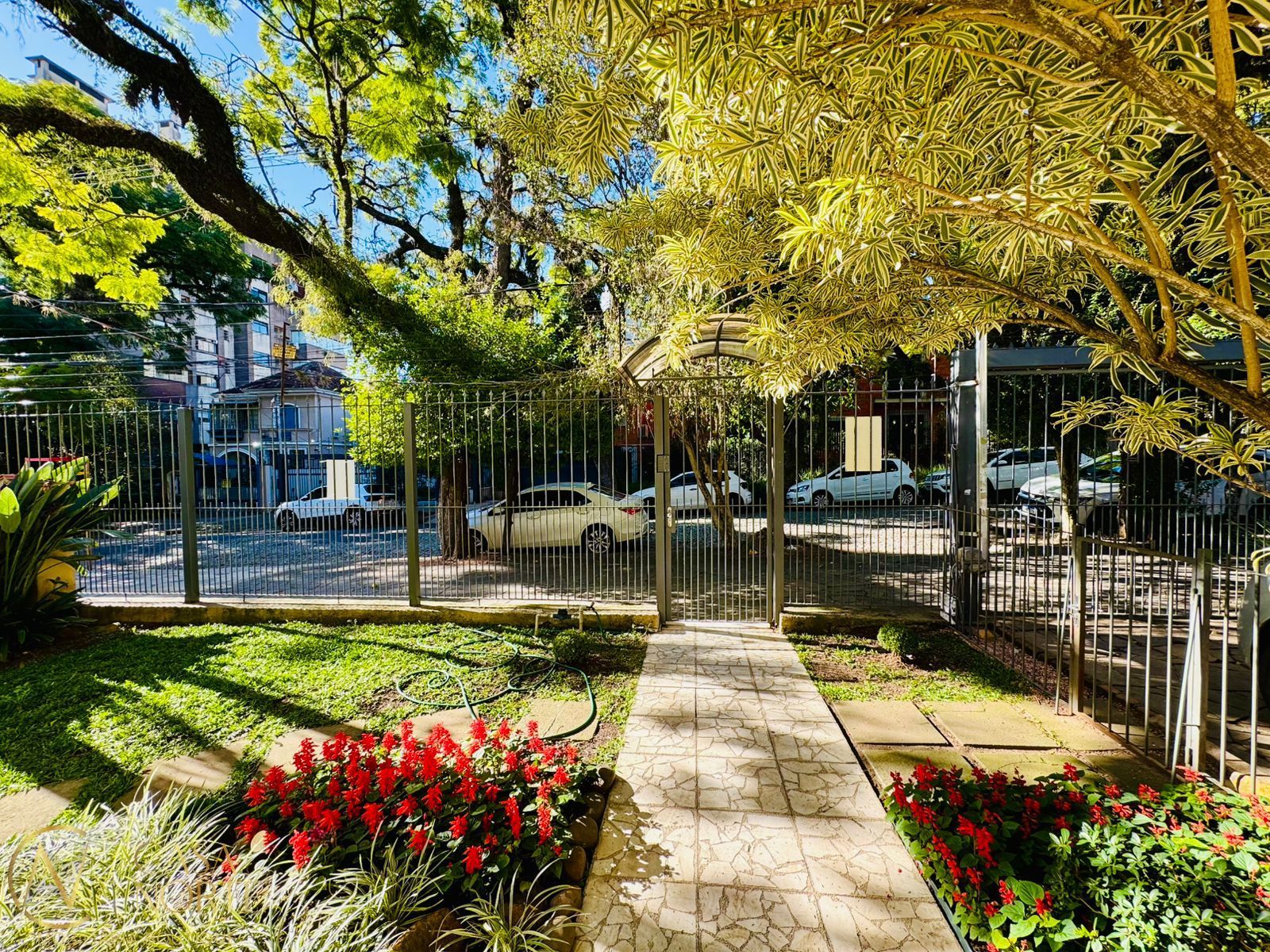 Casa à venda com 4 quartos, 590m², 5 vagas, Rua Professor Langendonck no bairro Petrópolis em Porto Alegre