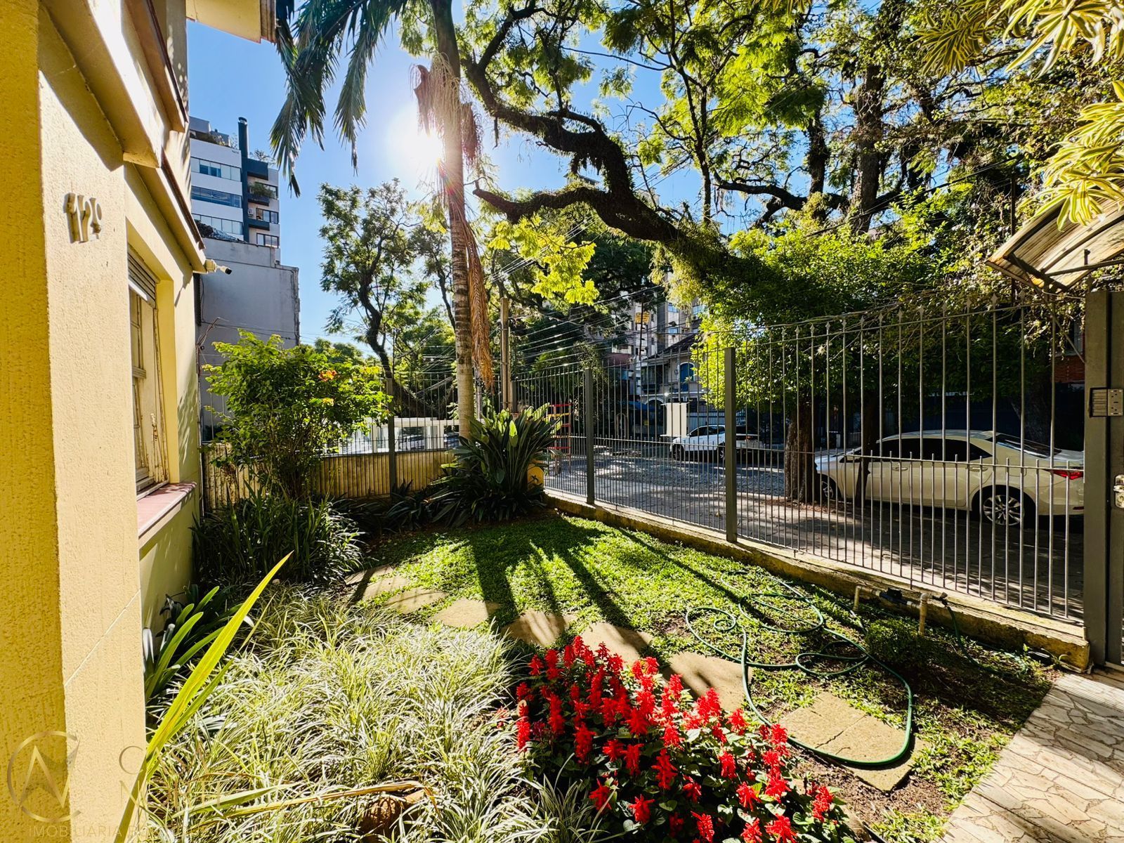 Casa à venda com 4 quartos, 590m², 5 vagas, Rua Professor Langendonck no bairro Petrópolis em Porto Alegre