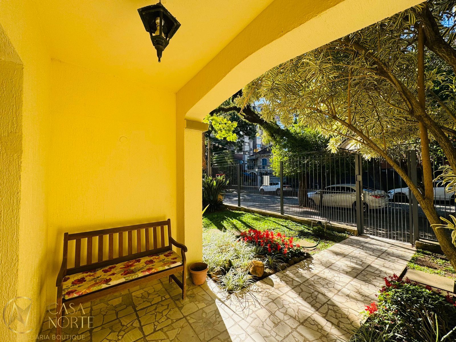 Casa à venda com 4 quartos, 590m², 5 vagas, Rua Professor Langendonck no bairro Petrópolis em Porto Alegre