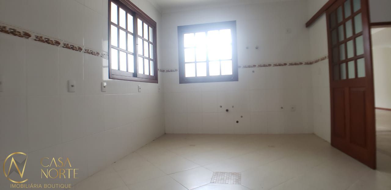 Casa à venda com 4 quartos, 378m², 3 suítes, 7 vagas, Rua Oiampi no bairro Guarujá em Porto Alegre