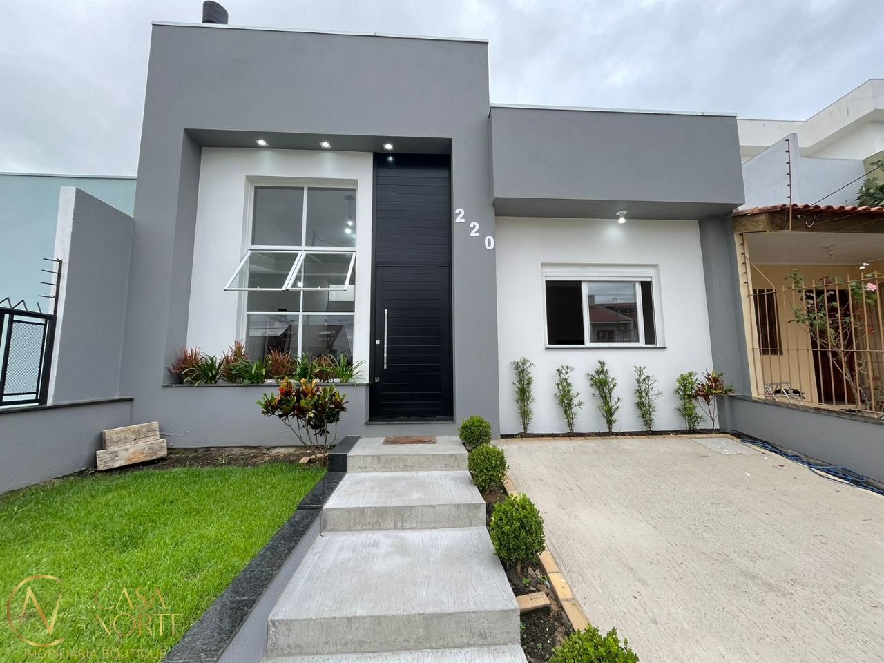 Casa à venda com 2 quartos, 120m², 2 suítes, 2 vagas, Rua Nestor José Nitschke no bairro Guarujá em Porto Alegre