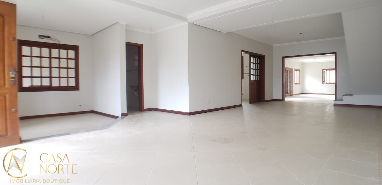 Casa à venda com 4 quartos, 378m², 3 suítes, 7 vagas, Rua Oiampi no bairro Guarujá em Porto Alegre