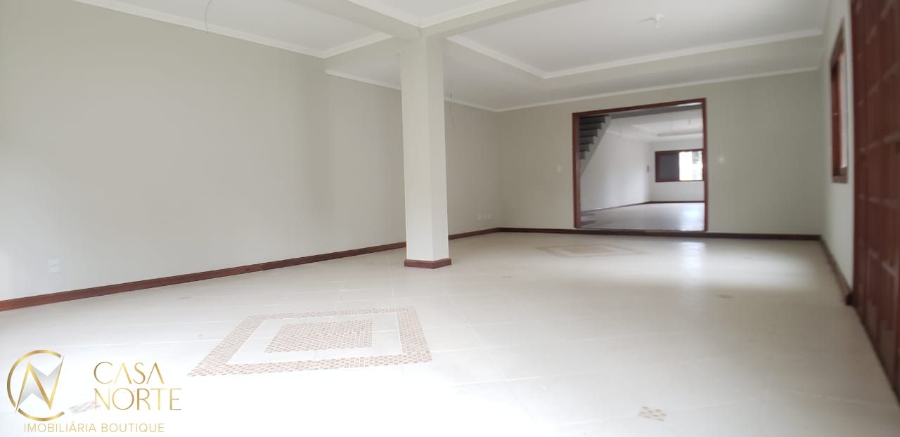 Casa à venda com 4 quartos, 378m², 3 suítes, 7 vagas, Rua Oiampi no bairro Guarujá em Porto Alegre