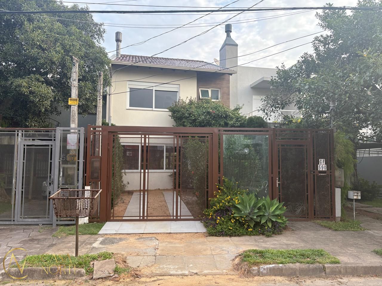 Sobrado à venda com 3 quartos, 170m², 1 suíte, 2 vagas, Rua Ivo Walter Kern no bairro Hípica em Porto Alegre