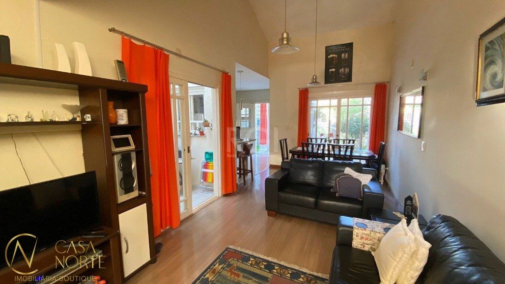 Casa à venda com 3 quartos, 144m², 2 suítes, 2 vagas, Rua Marcelo Kufner no bairro Hípica em Porto Alegre