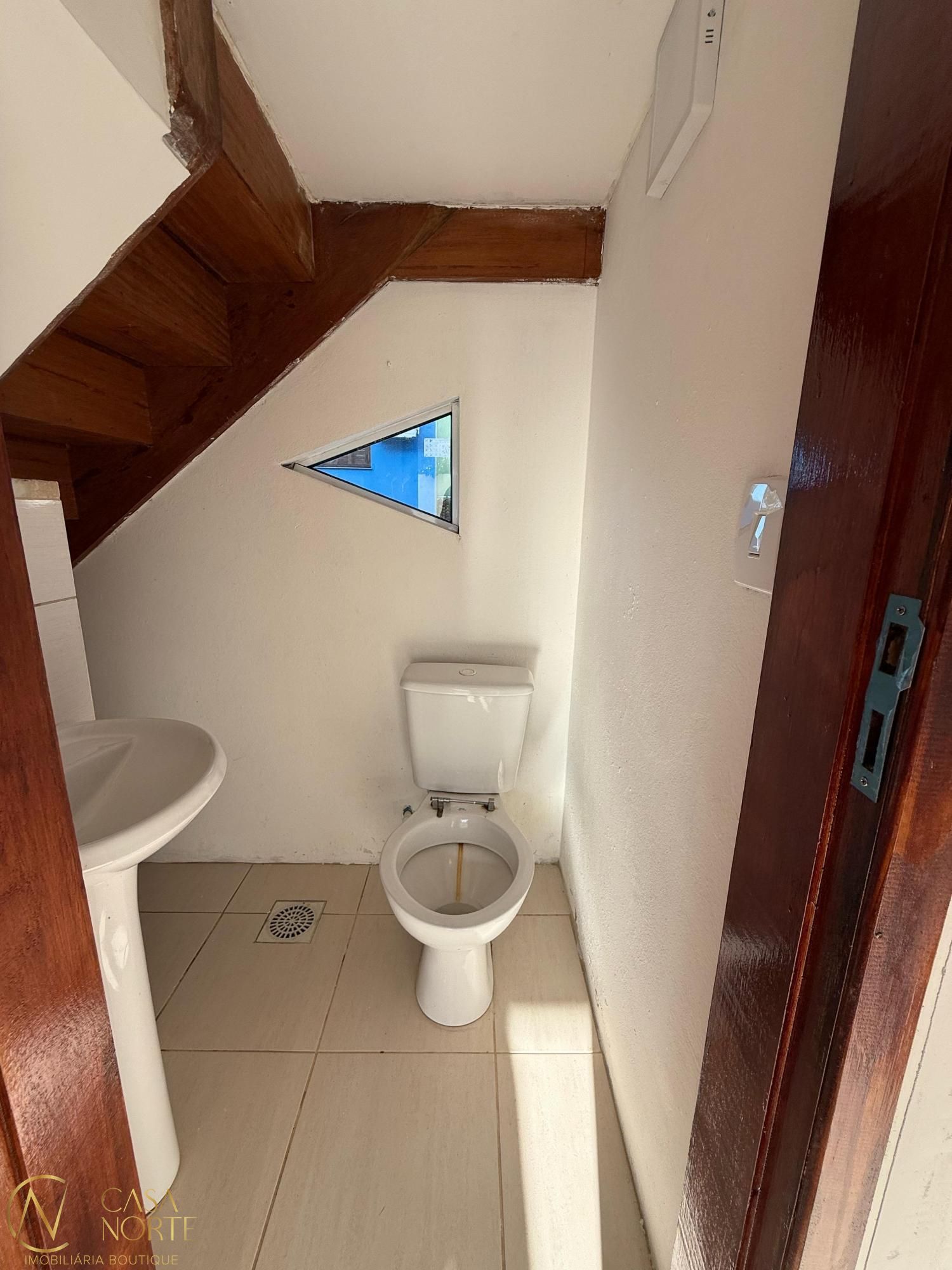 Sobrado à venda com 2 quartos, 110m², 1 vaga, Rua Capitão Pedroso no bairro Restinga em Porto Alegre