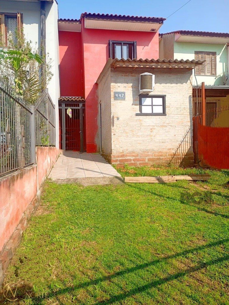 Sobrado à venda com 2 quartos, 80m², 2 vagas, Beco Chácara do Banco no bairro Restinga em Porto Alegre