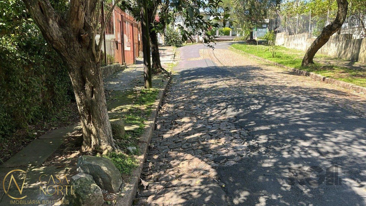 Terreno à venda  com 723m², Praça Paulo de Aragão Bozano no bairro Vila Ipiranga em Porto Alegre
