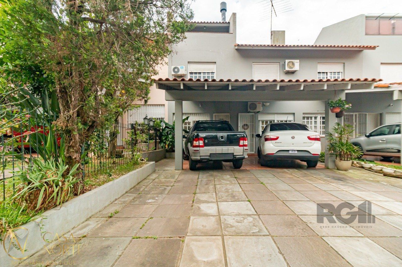 Casa à venda com 2 quartos, 101m², 2 vagas, Rua Doutor Galdino Nunes Vieira no bairro Jardim Itu em Porto Alegre