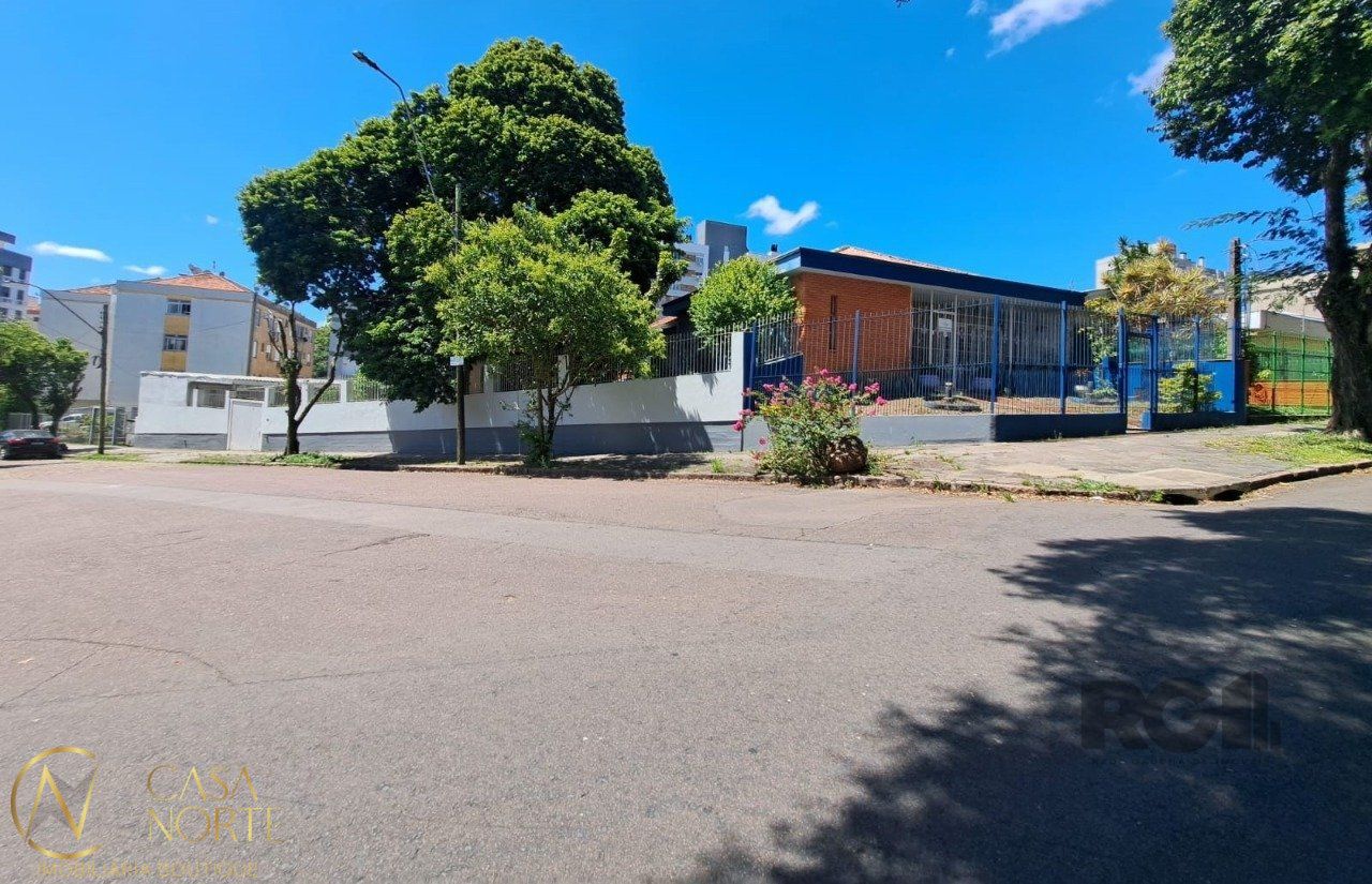 Casa à venda com 5 quartos, 330m², 2 suítes, 3 vagas, Rua Gaston Englert no bairro Vila Ipiranga em Porto Alegre