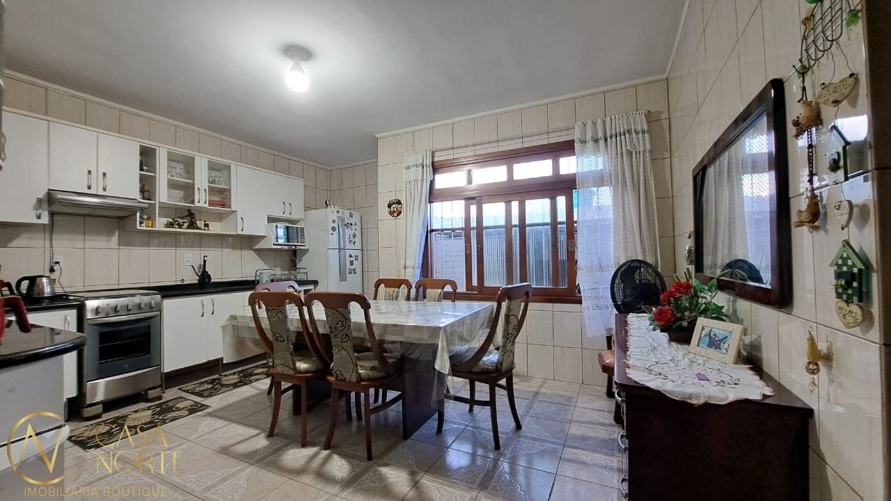 Casa à venda com 4 quartos, 280m², 1 suíte, 2 vagas, Rua Fernando Souto da Silva no bairro Morro Santana em Porto Alegre