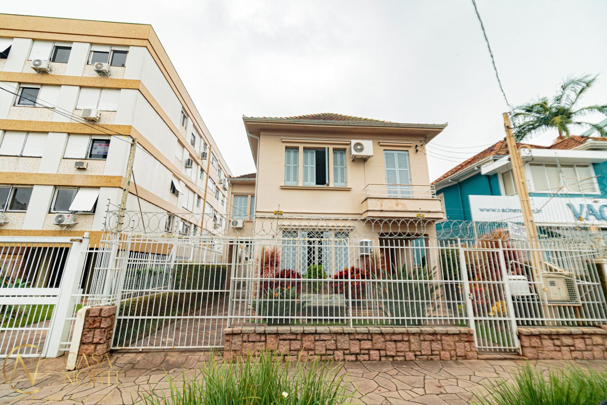 Casa à venda com 4 quartos, 297m², 1 suíte, 3 vagas, Rua Doutor Oscar Bittencourt no bairro Menino Deus em Porto Alegre