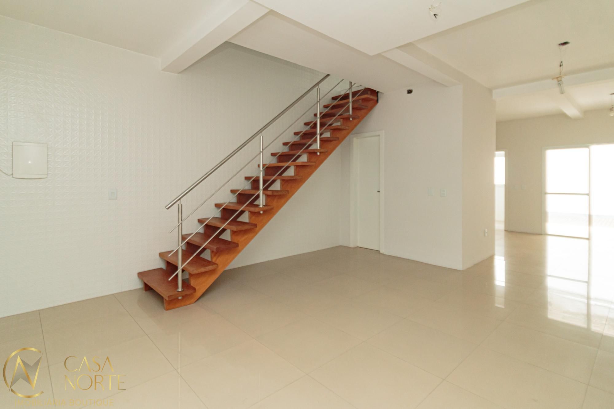 Sobrado à venda com 3 quartos, 145m², 1 suíte, 2 vagas, Rua Engenheiro Ubatuba de Faria no bairro Sarandi em Porto Alegre