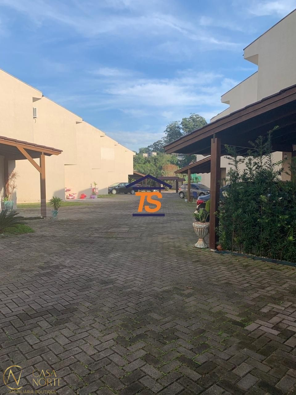 Casa à venda com 2 quartos, 77m², 1 vaga, Rua Francisco Bortoluzzi no bairro Ipanema em Porto Alegre
