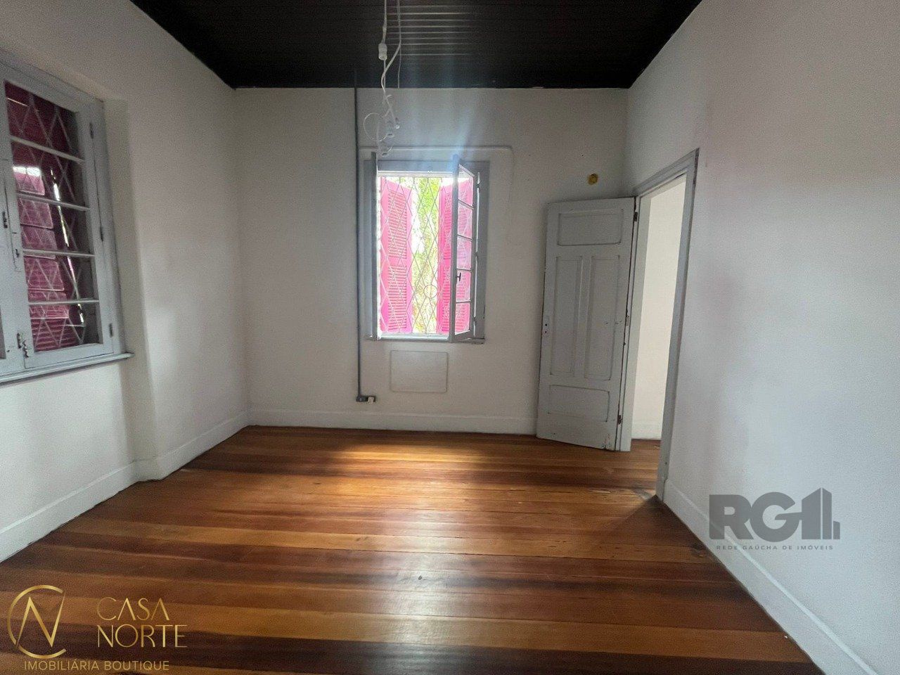 Casa à venda com 5 quartos, 776m², 8 vagas, Rua Sargento Nicolau Dias de Farias no bairro Tristeza em Porto Alegre