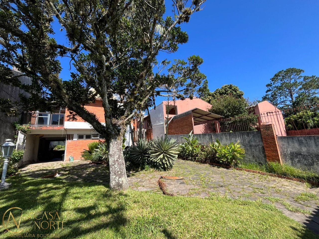 Casa à venda com 3 quartos, 250m², 1 suíte, 5 vagas, Rua Jacunda no bairro Guarujá em Porto Alegre