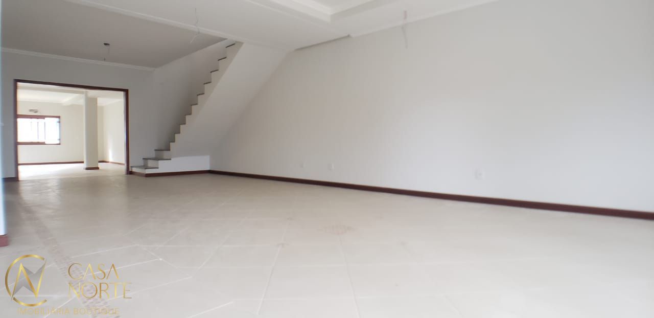 Casa à venda com 4 quartos, 378m², 3 suítes, 7 vagas, Rua Oiampi no bairro Guarujá em Porto Alegre