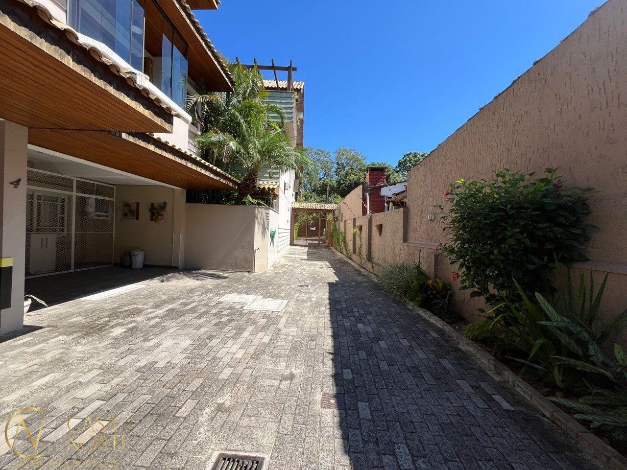 Casa de Condomínio à venda com 3 quartos, 201m², 1 suíte, 2 vagas, Rua Leblon no bairro Ipanema em Porto Alegre