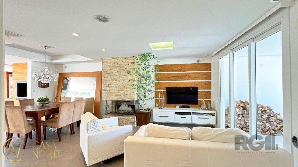 Casa à venda com 3 quartos, 218m², 1 suíte, 2 vagas, Rua Mampituba no bairro Ipanema em Porto Alegre