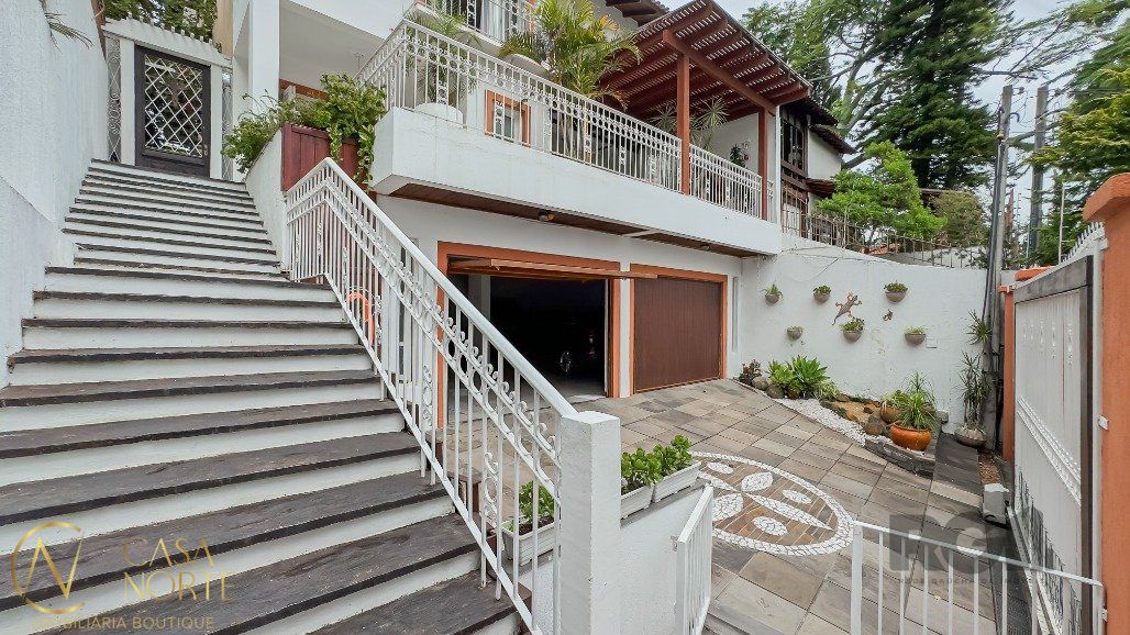 Casa à venda com 4 quartos, 575m², 4 suítes, 6 vagas, Avenida General Barreto Viana no bairro Chácara das Pedras em Porto Alegre
