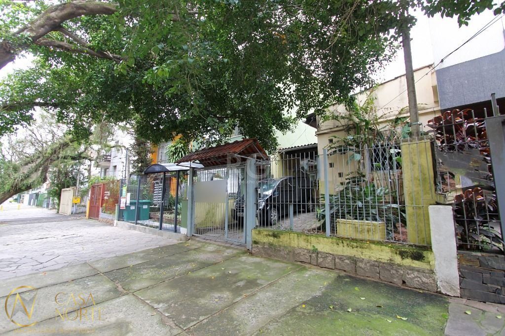 Casa à venda com 3 quartos, 112m², 2 vagas, Avenida Coronel Lucas de Oliveira no bairro Petrópolis em Porto Alegre
