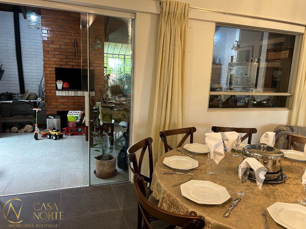 Casa à venda com 3 quartos, 660m², 1 suíte, Rua Edgar Luiz Schneider no bairro Jardim Isabel em Porto Alegre