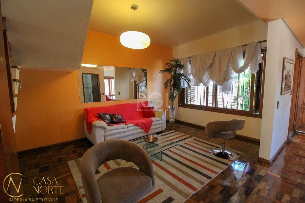 Casa à venda com 4 quartos, 350m², 1 suíte, 4 vagas, Rua João Berutti no bairro Chácara das Pedras em Porto Alegre