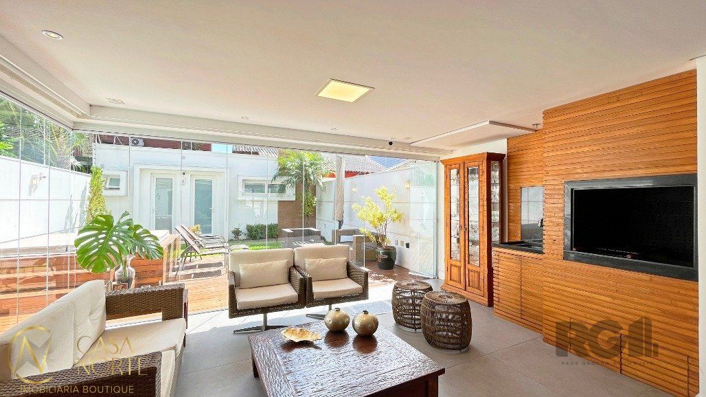 Casa à venda com 3 quartos, 218m², 1 suíte, 2 vagas, Rua Mampituba no bairro Ipanema em Porto Alegre