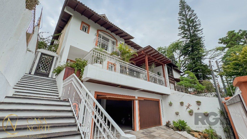 Casa à venda com 4 quartos, 575m², 4 suítes, 6 vagas, Avenida General Barreto Viana no bairro Chácara das Pedras em Porto Alegre
