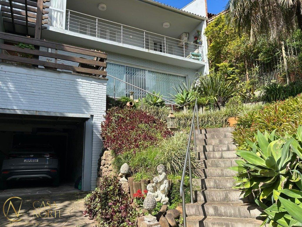 Casa à venda com 3 quartos, 660m², 1 suíte, Rua Edgar Luiz Schneider no bairro Jardim Isabel em Porto Alegre