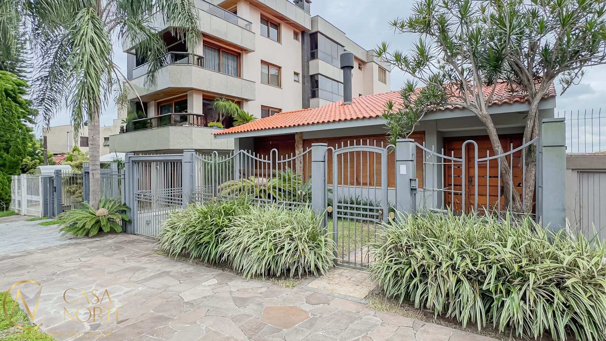 Casa à venda com 3 quartos, 207m², 1 suíte, 2 vagas, Rua João Paetzel no bairro Chácara das Pedras em Porto Alegre