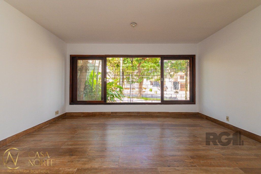 Casa à venda com 4 quartos, 264m², 1 suíte, 3 vagas, Avenida José Gertum no bairro Chácara das Pedras em Porto Alegre