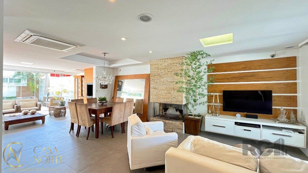 Casa à venda com 3 quartos, 218m², 1 suíte, 2 vagas, Rua Mampituba no bairro Ipanema em Porto Alegre