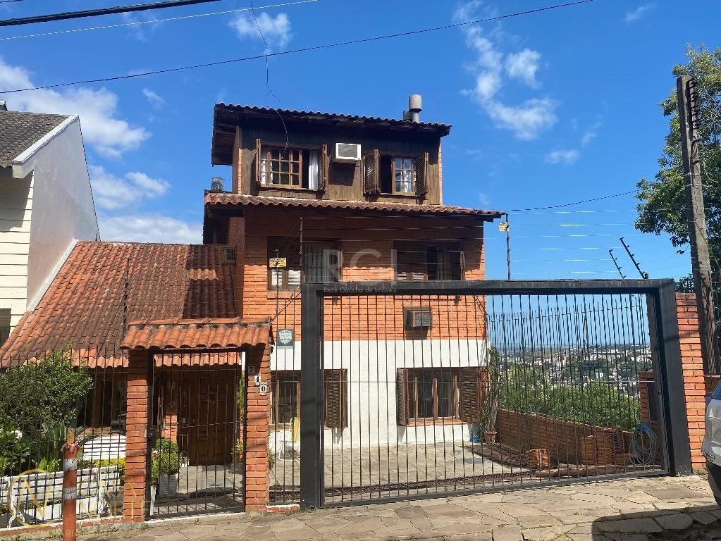 Casa à venda com 5 quartos, 280m², 1 suíte, Rua Fernando Osorio no bairro Teresópolis em Porto Alegre